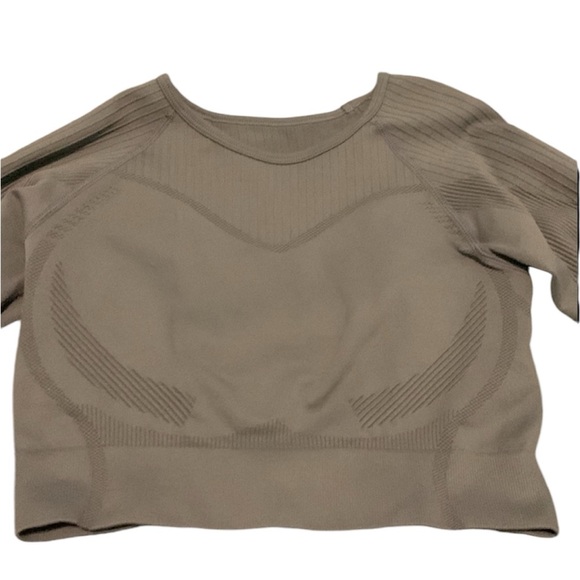 Gray Cropped Workout Top - Picture 3 of 6